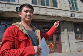 邵凱介紹著曾經工作過的老村部。