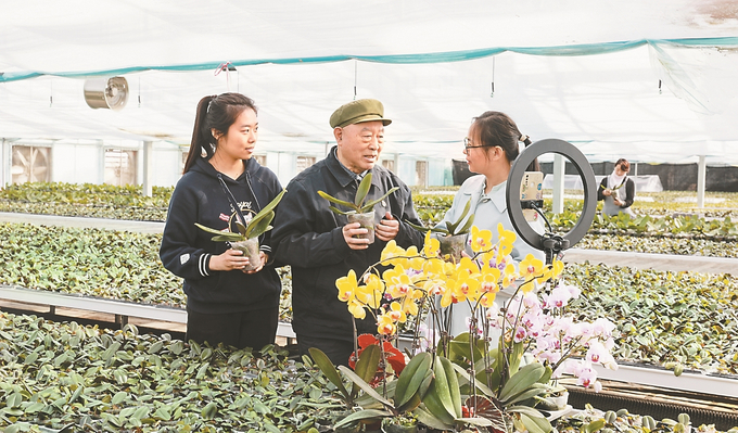 吳金印向青年干部傳授“產業經”。 （唐莊鎮黨政辦供圖）.jpg