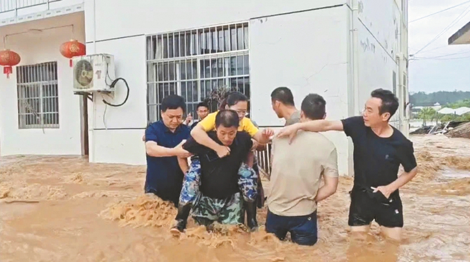 陽湖鎮黨員干部帶頭救助受災群眾。 （屯溪區委組織部供圖）.jpg