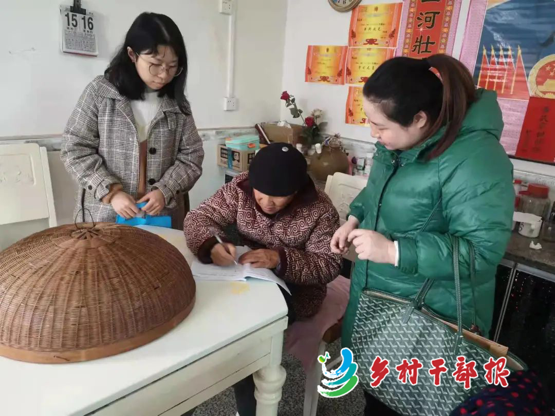 易雅婷（左一）入戶(hù)宣傳主題活動(dòng)。2.jpg