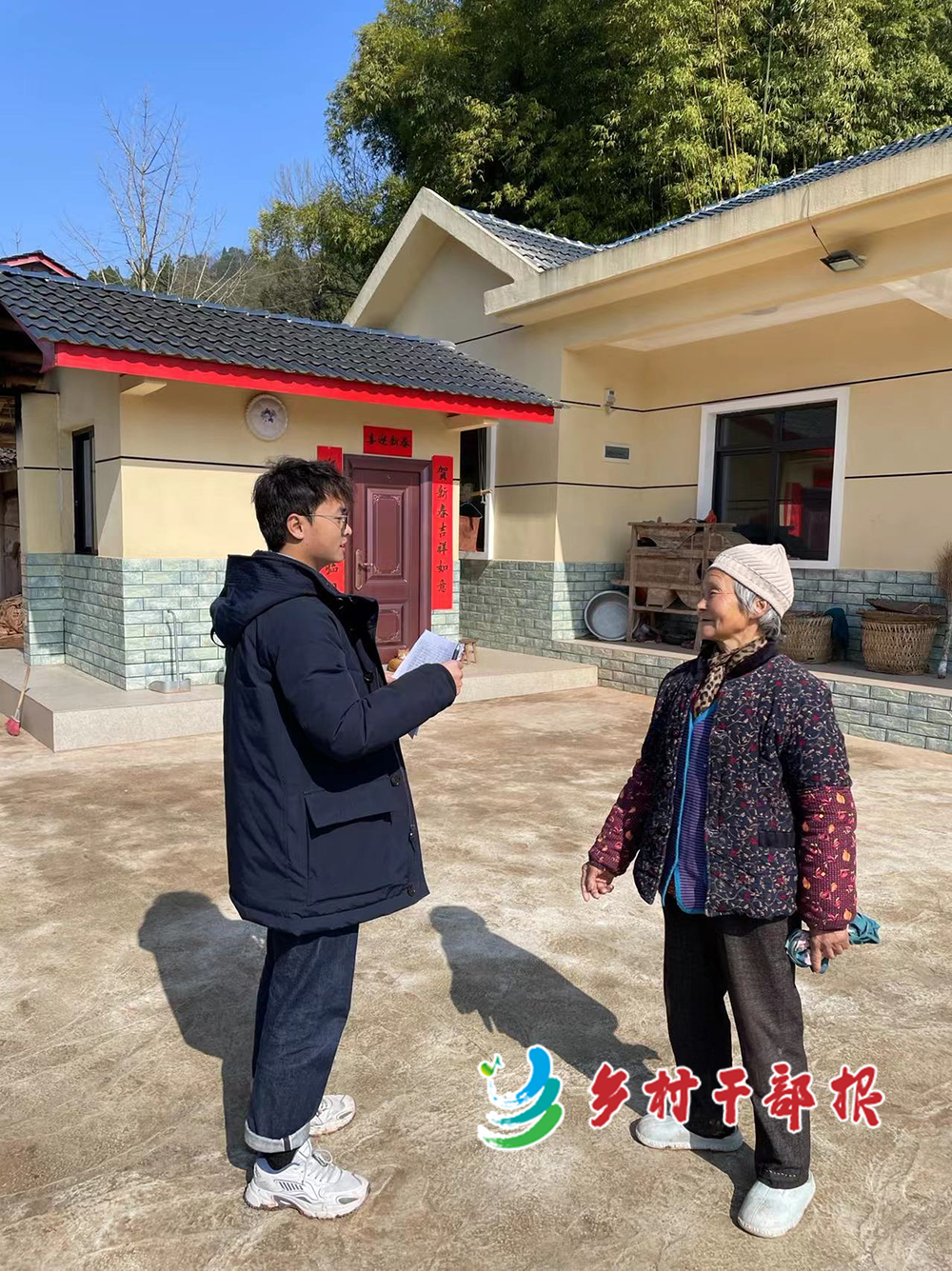 張潔（左）入戶(hù)開(kāi)展廁改摸排工作（資料圖）。2.jpg