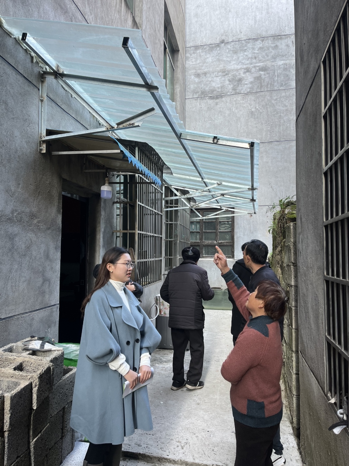 曾媛（左）在調(diào)解因搭建陽(yáng)光棚引起的鄰里糾紛。.jpg