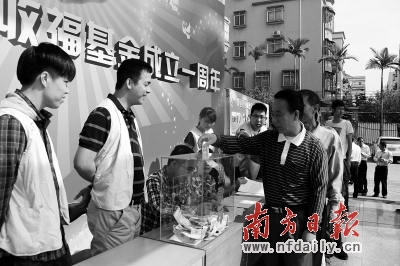 “種德收福”基金的募捐活動,兩個小時就籌得善款超過10萬元。王騰騰 攝