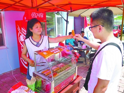 熱情地為游客提供服務