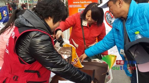 附近居民將新、舊衣物拿到活動現場捐贈。